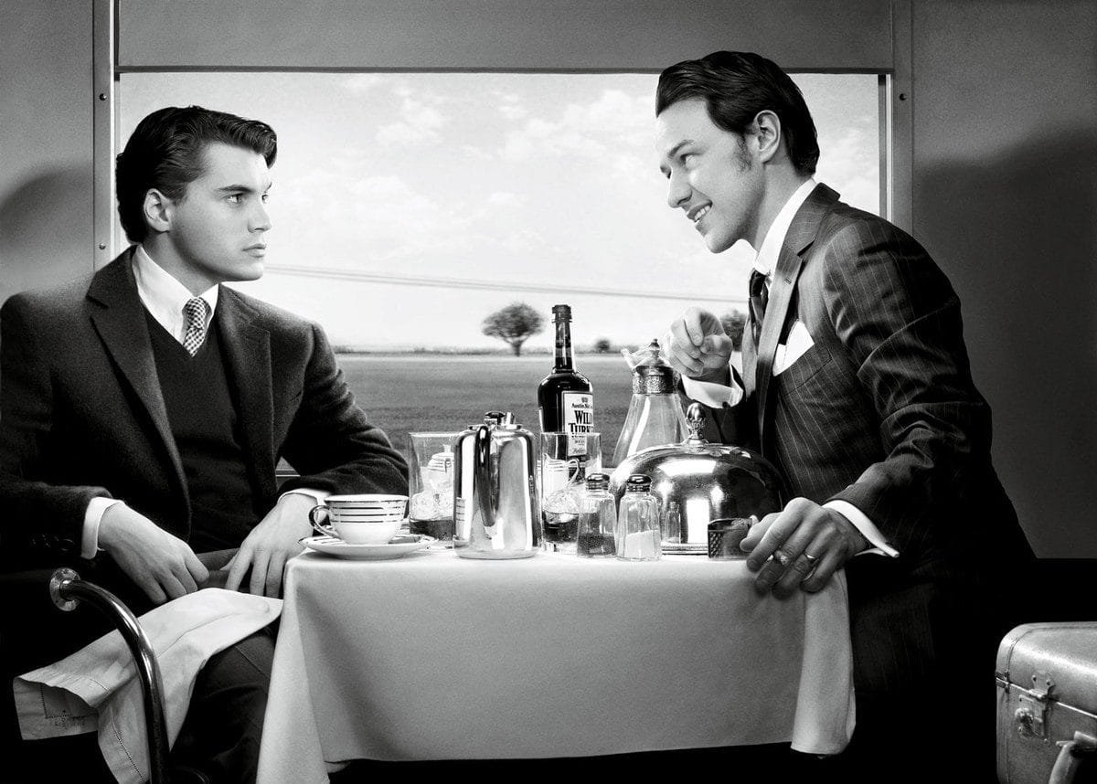 James Mcavoy representando una escena de la película "Extraños en un tren", de Alfred Hitchcock.