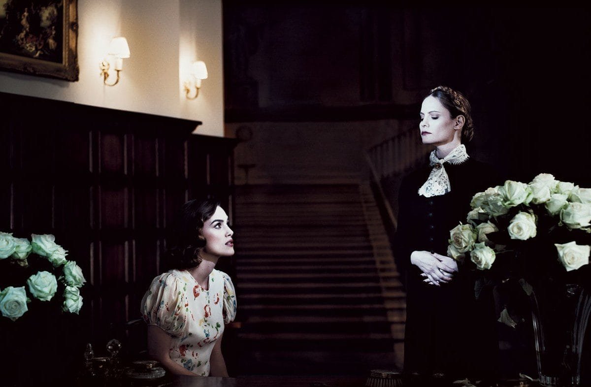 Keira Knightley representando una escena de la película "Rebecca", de Alfred Hitchcock.