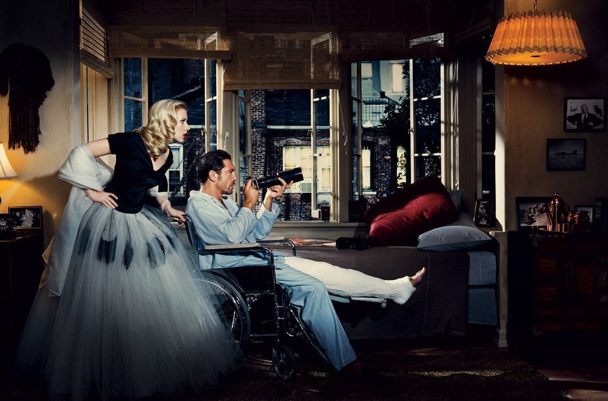 Javier Bardem representando una escena de la película "Extraños en un tren", de Alfred Hitchcock.