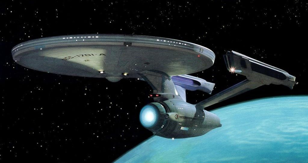 La nave USS Enterprise sobrevolando un planeta azul en Star Trek