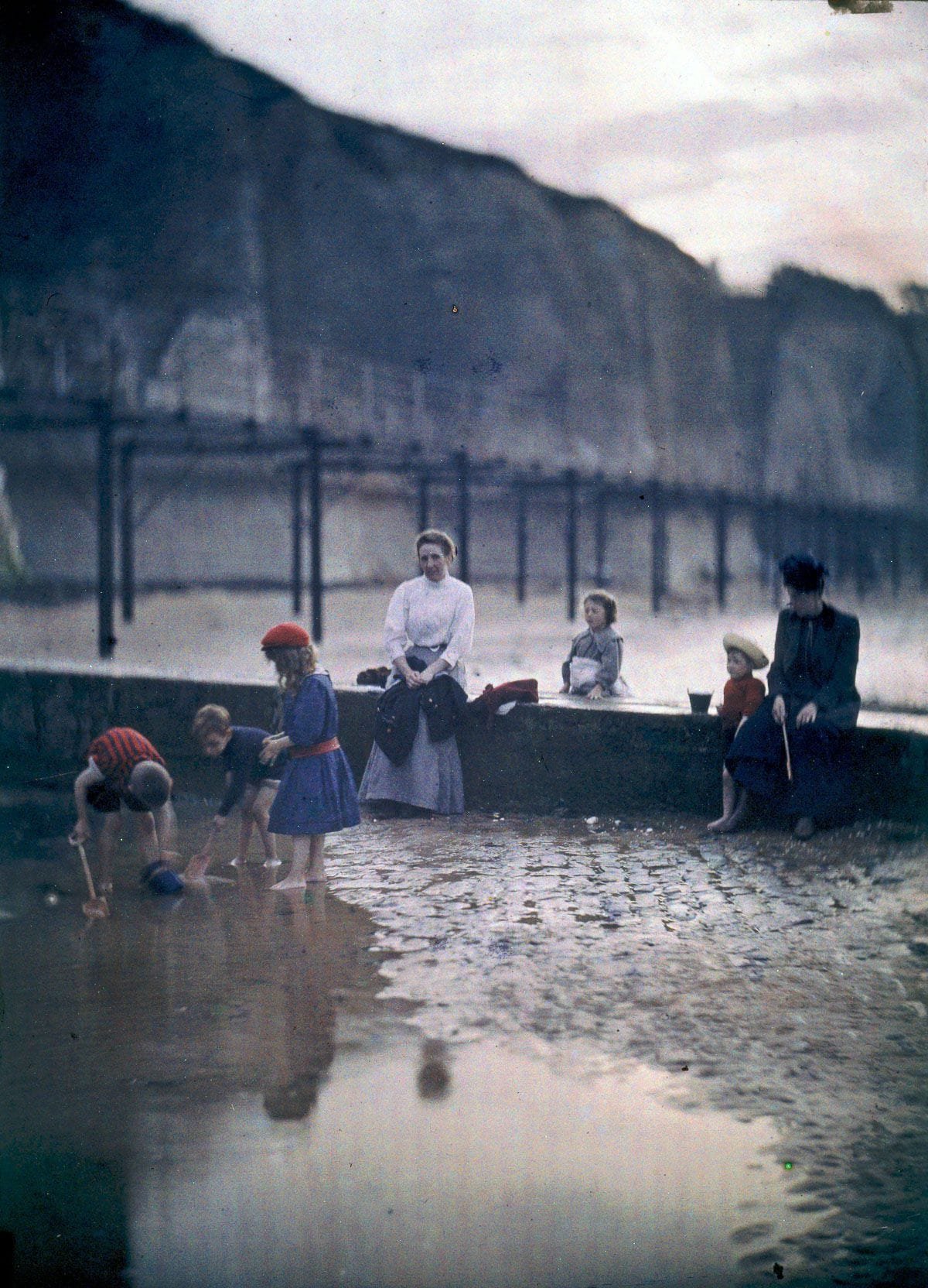 1908 "Children by the breakwater."