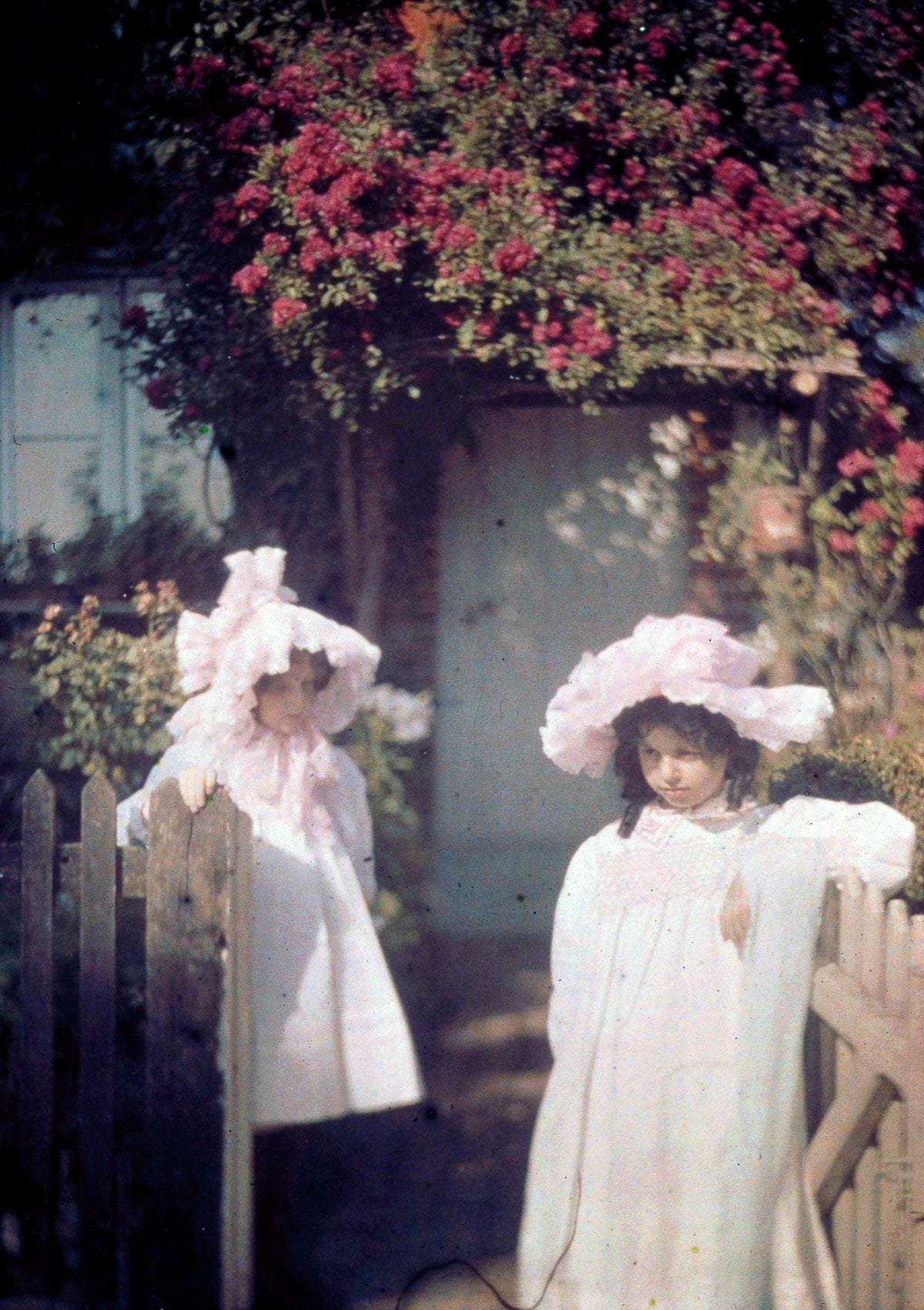 1915 "Two girls at the gate."