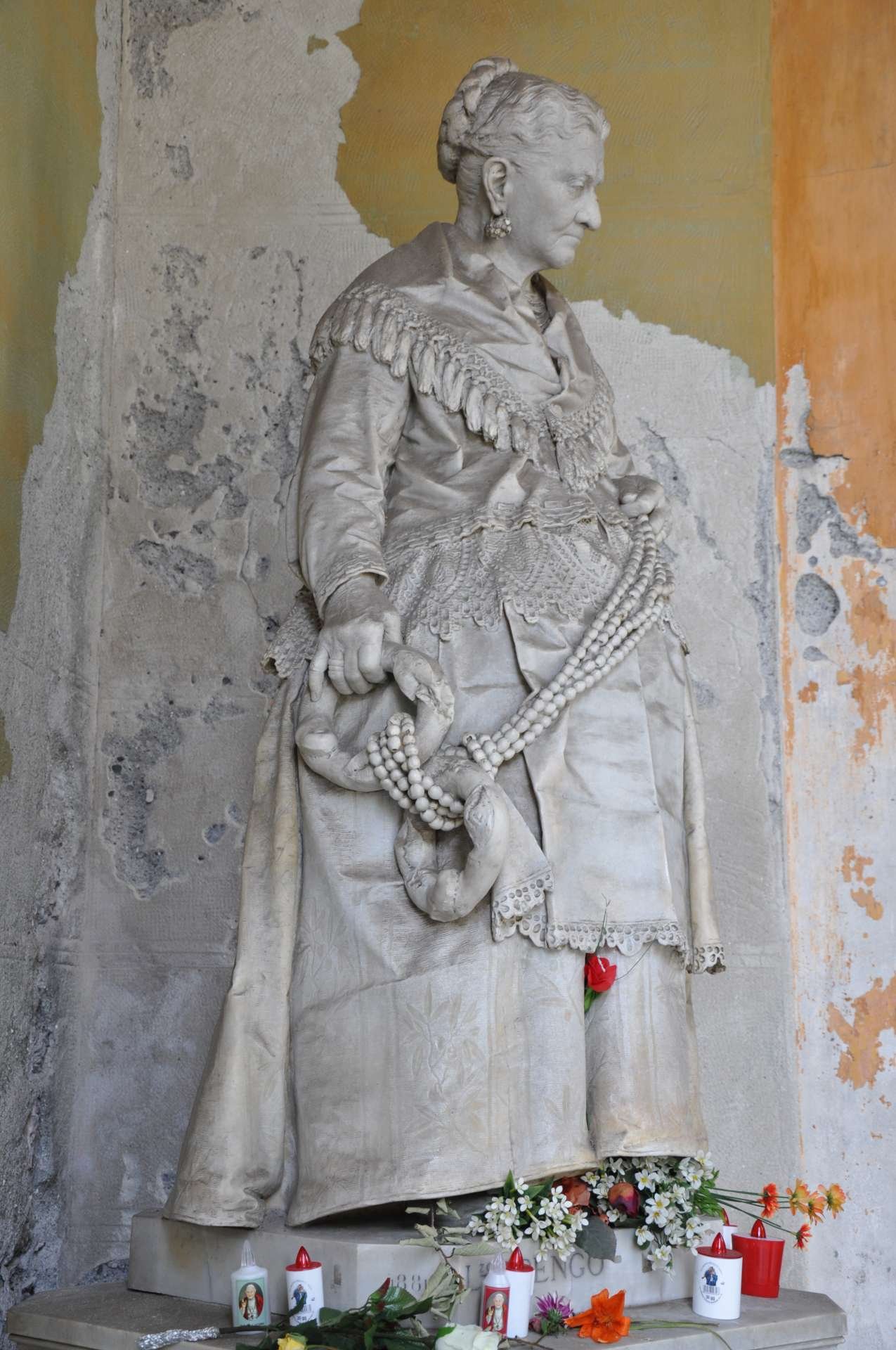Escultura de Caterina Campodonico en el Cementerio de Staglieno, foto de niceguysean