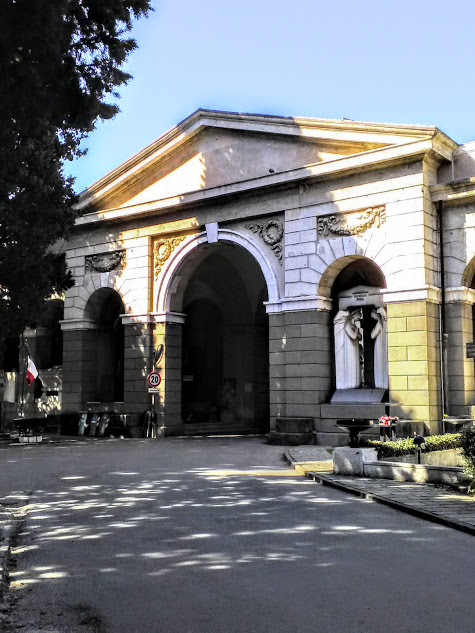 Porticado lateral del Cementerio de Staglieno