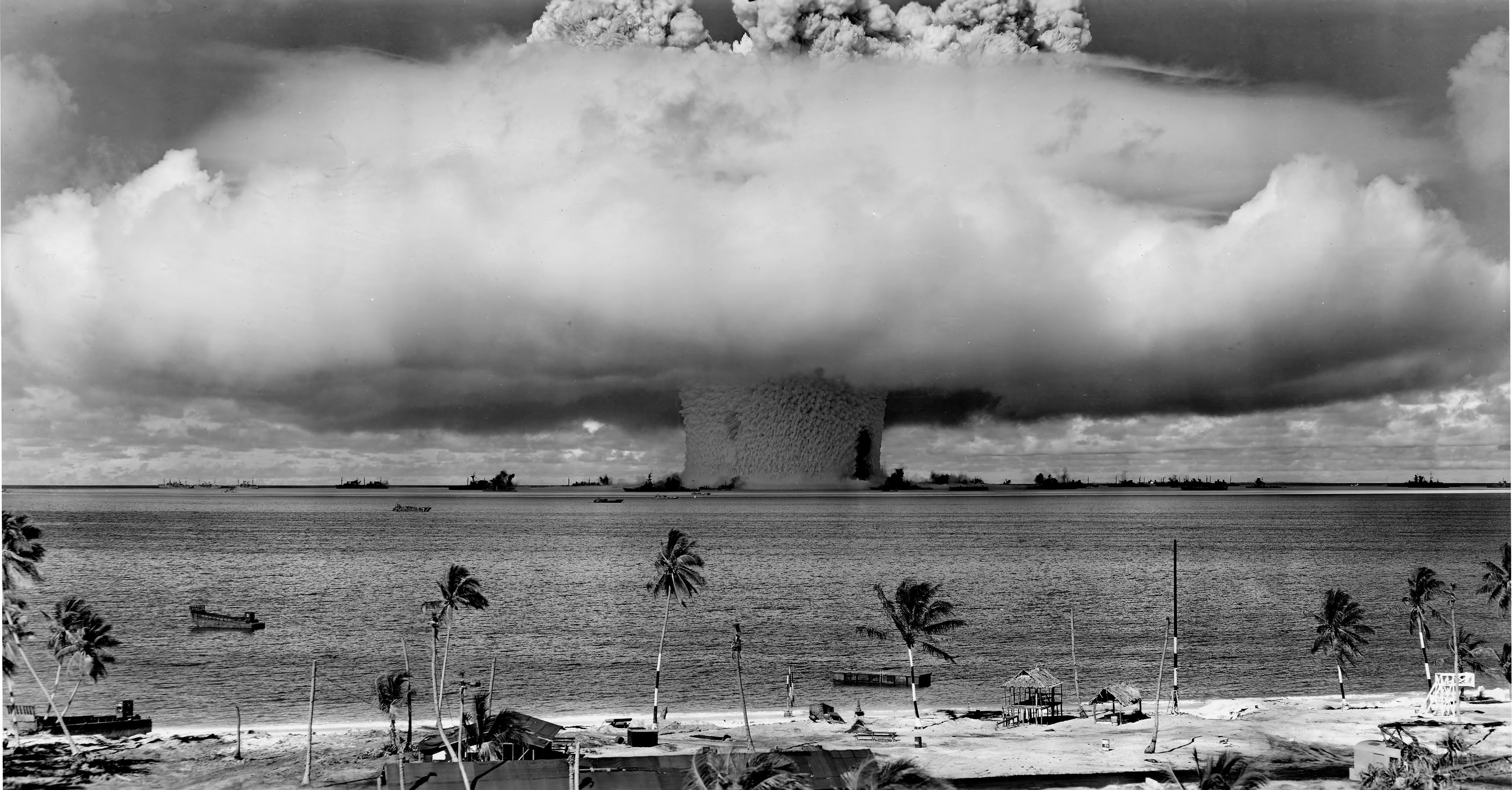 La columna de agua y la nube en forma de hongo de la prueba nuclear «Baker», en el atolón Bikini, el 25 de julio de 1946 — la explosión que inspiró el cuadro de Dalí (el propio cuadro sigue con derechos de autor vigentes y no se reproduce). Artículo en Cultura Bizarra.
