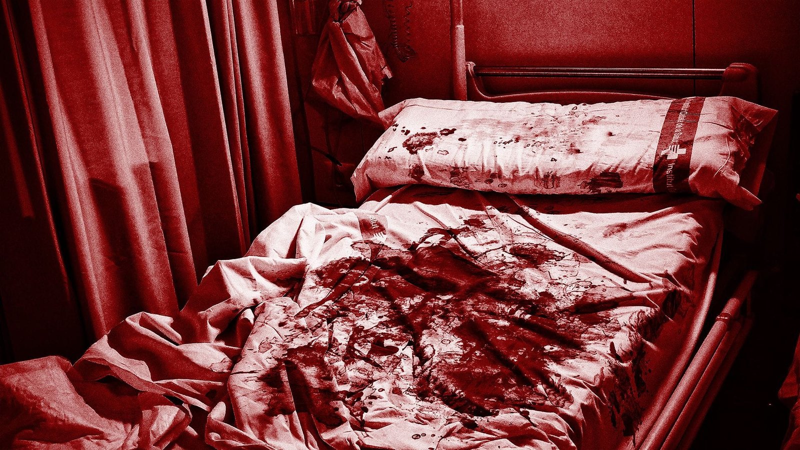 Cama de hospital con sábanas empapadas de sangre, en tono rojo intenso